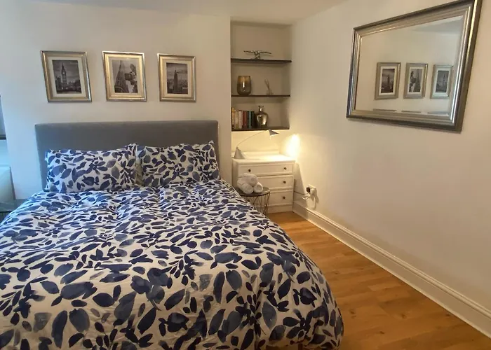 Spacious 2-Bed Flat With Garden, 3 Minutes Walk From Oval Tube Station