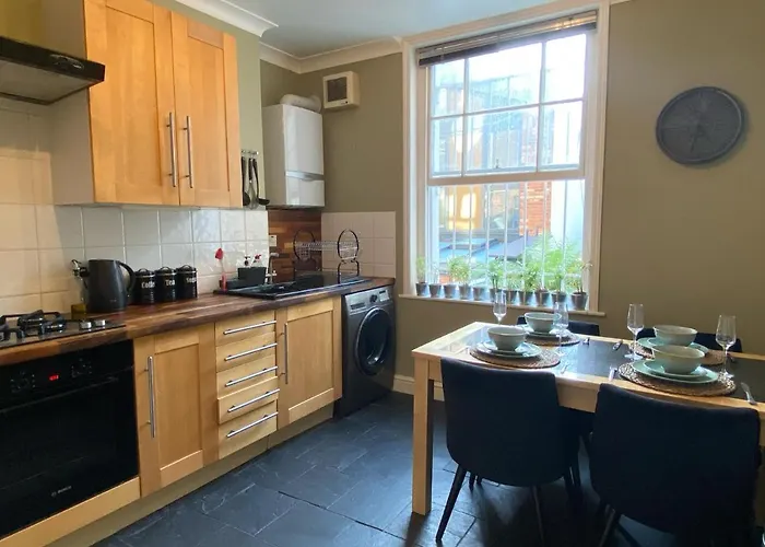 Spacious 2-Bed Flat With Garden, 3 Minutes Walk From Oval Tube Station