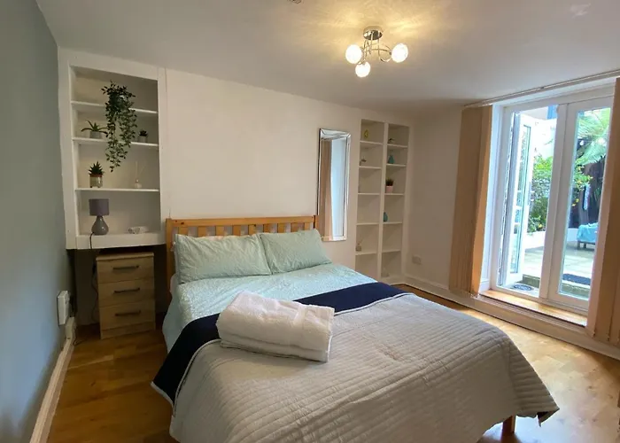 Spacious 2-Bed Flat With Garden, 3 Minutes Walk From Oval Tube Station